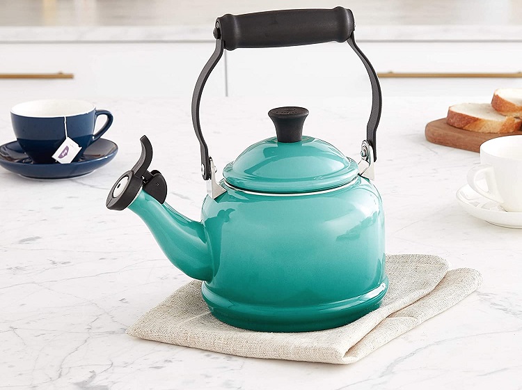 turqouise green tea kellte on linen rag on marble counter