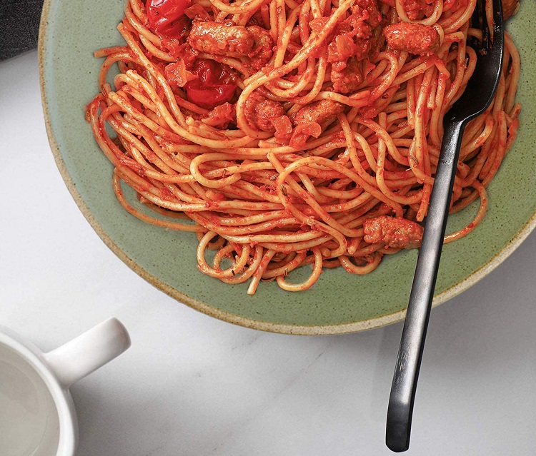 spaghetti in green pasta bowl
