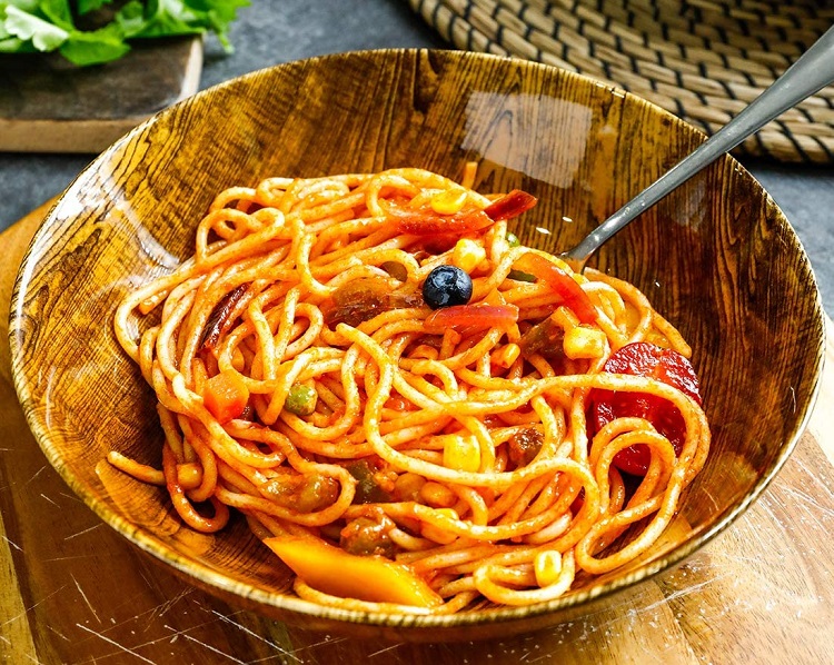 spaghetti in shiny wooden pasta bowl