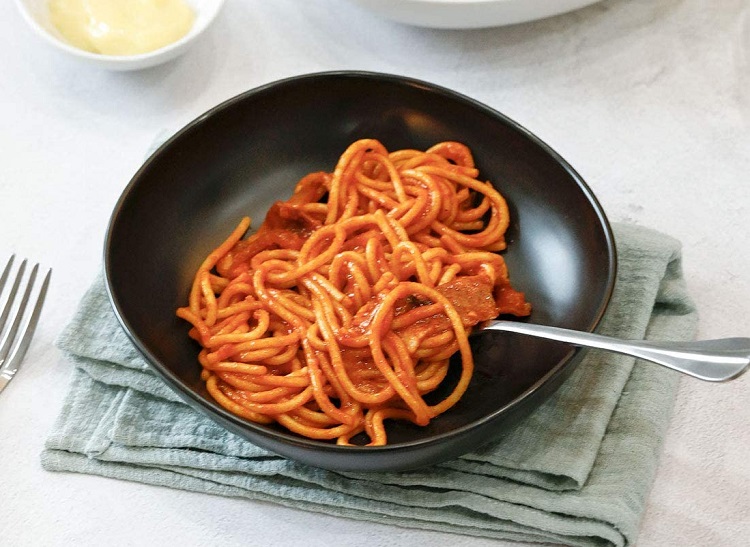 spaghetti in black matte pasta bowl